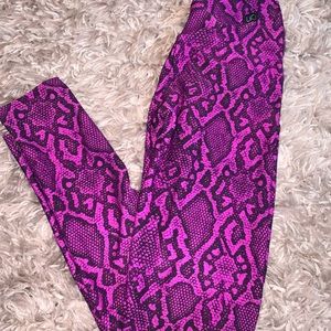 LiciFit Empower V-Cut Scrunch Legging
